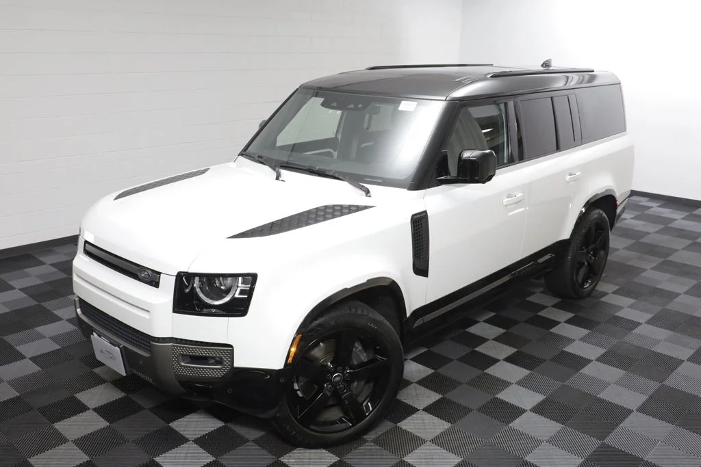 Certified Used 2025 White Land Rover X-Dynamic SE image 2