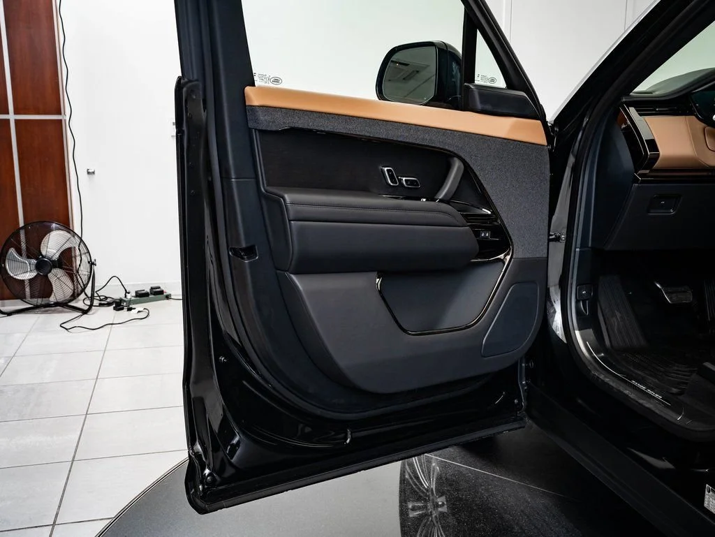 New 2026 Santorini Black Metallic Land Rover Dynamic SE image 27