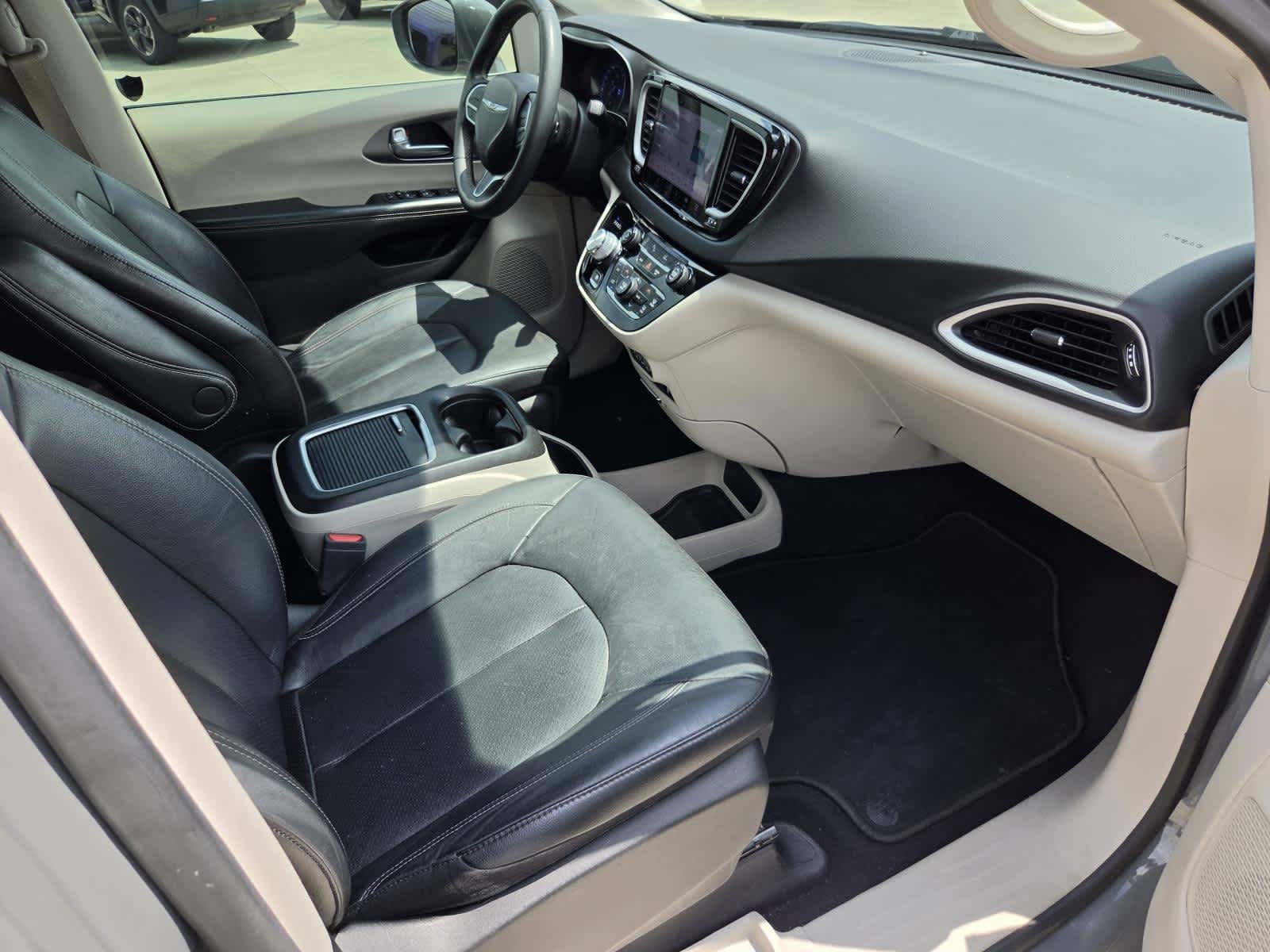 Used 2022 Ceramic Gray Clearcoat Chrysler Touring L image 9
