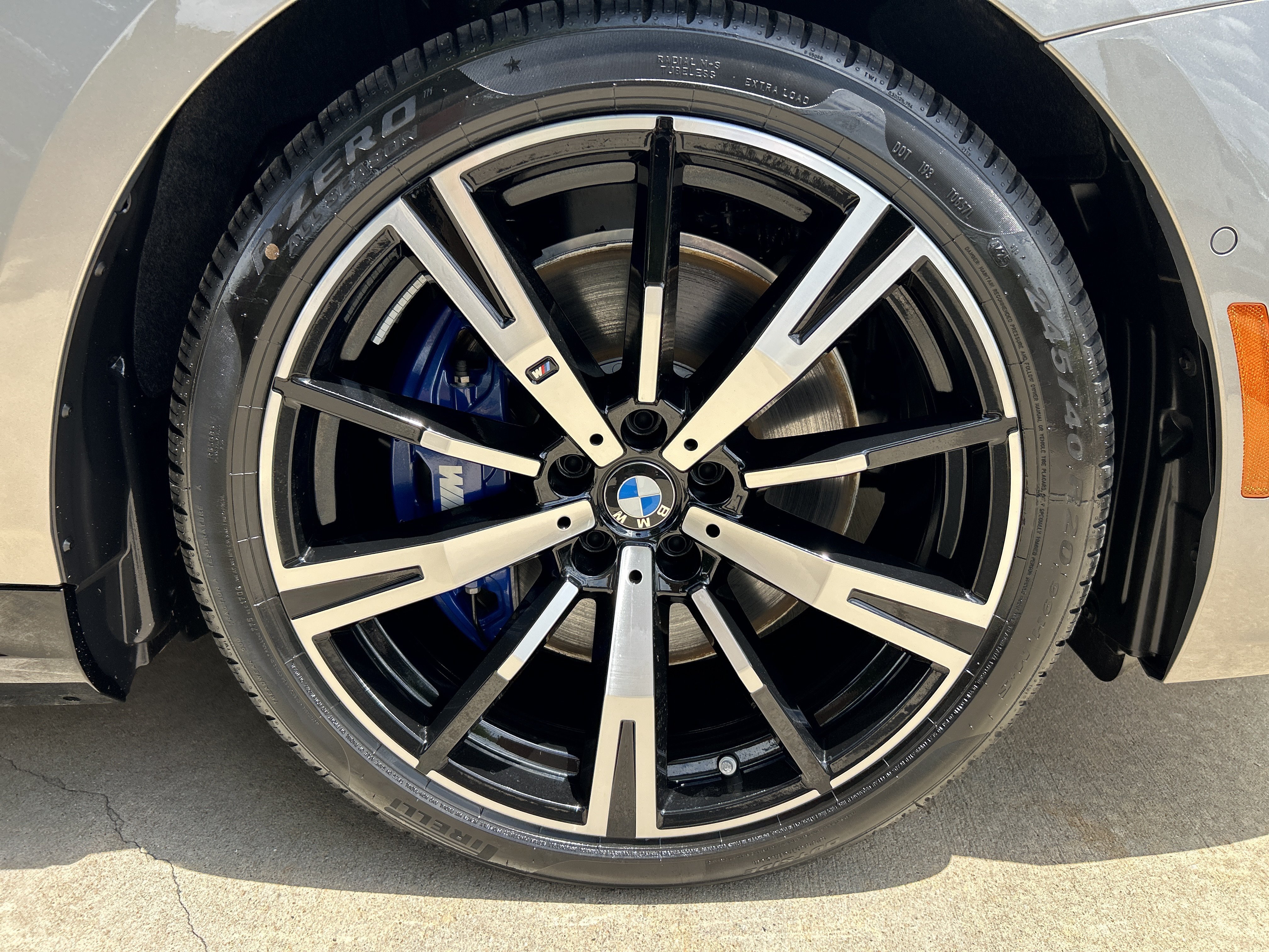 New 2026 OXIDE GREY BMW 550e xDrive image 28