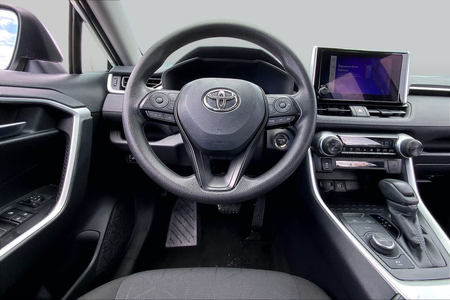 Used 2025 Ice Cap Toyota Hybrid XLE image 6
