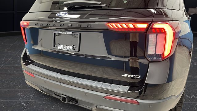 Used 2025 Agate Black Metallic Ford ST-Line image 44