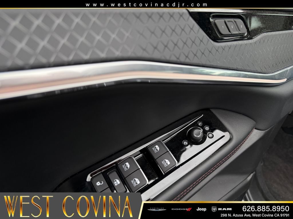 New 2025 Baltic Gray Metallic Clear-Coat Exterior Paint Jeep Limited image 27
