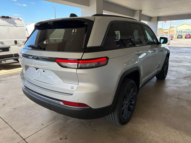 New 2026 Silver Jeep  image 9