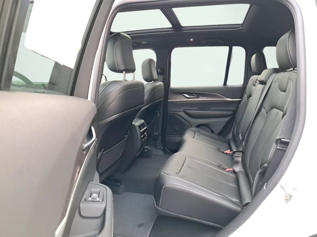 New 2025 Bright White Clear-Coat Exterior Paint Jeep Limited image 12