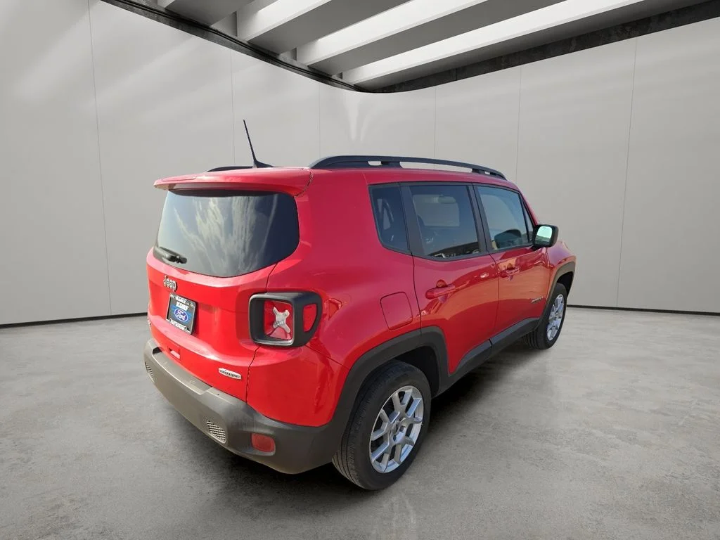 Used 2022  Jeep Latitude image 5