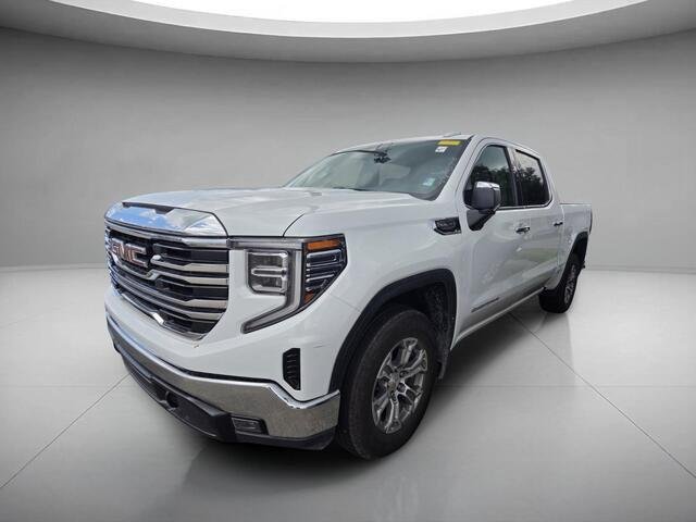 Used 2025 Summit White GMC SLT image 1