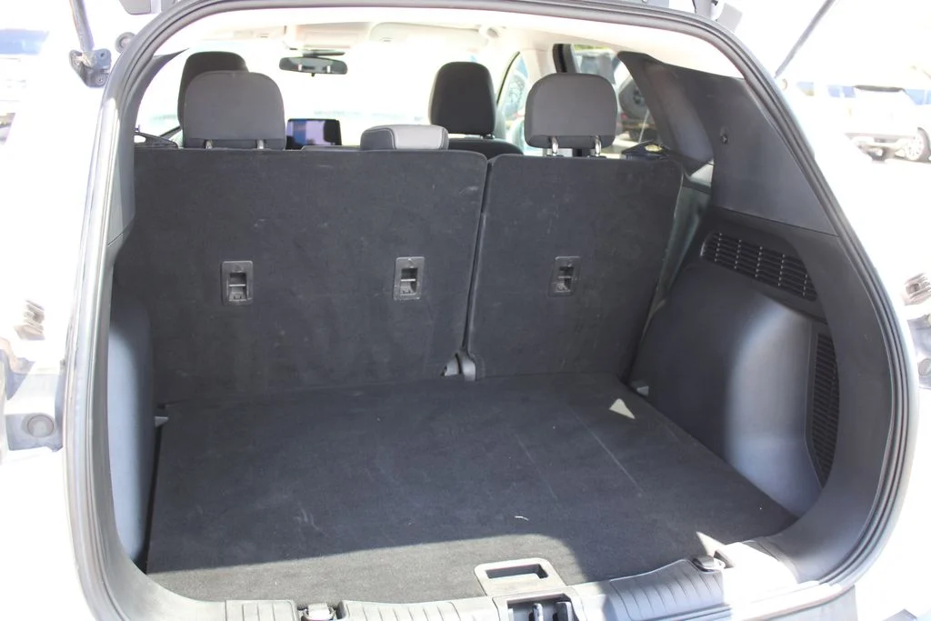 Used 2022 Oxford White Ford SE image 27