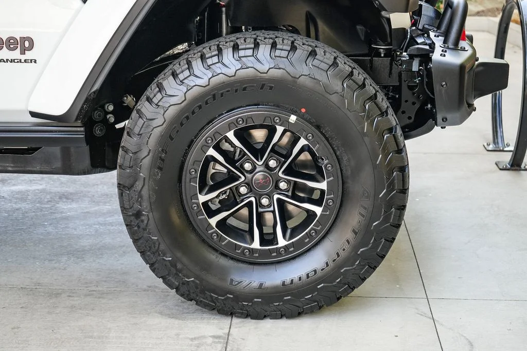 New 2026 Bright White Clear-Coat Exterior Paint Jeep Rubicon X image 10