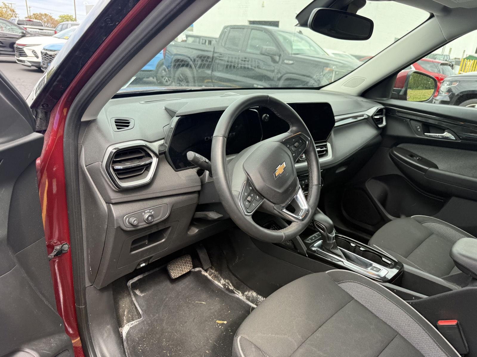 Used 2025 Crimson Metallic Chevrolet LT image 8
