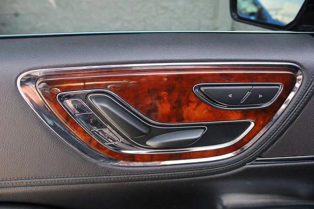 Used 2017 Black Lincoln Select image 3