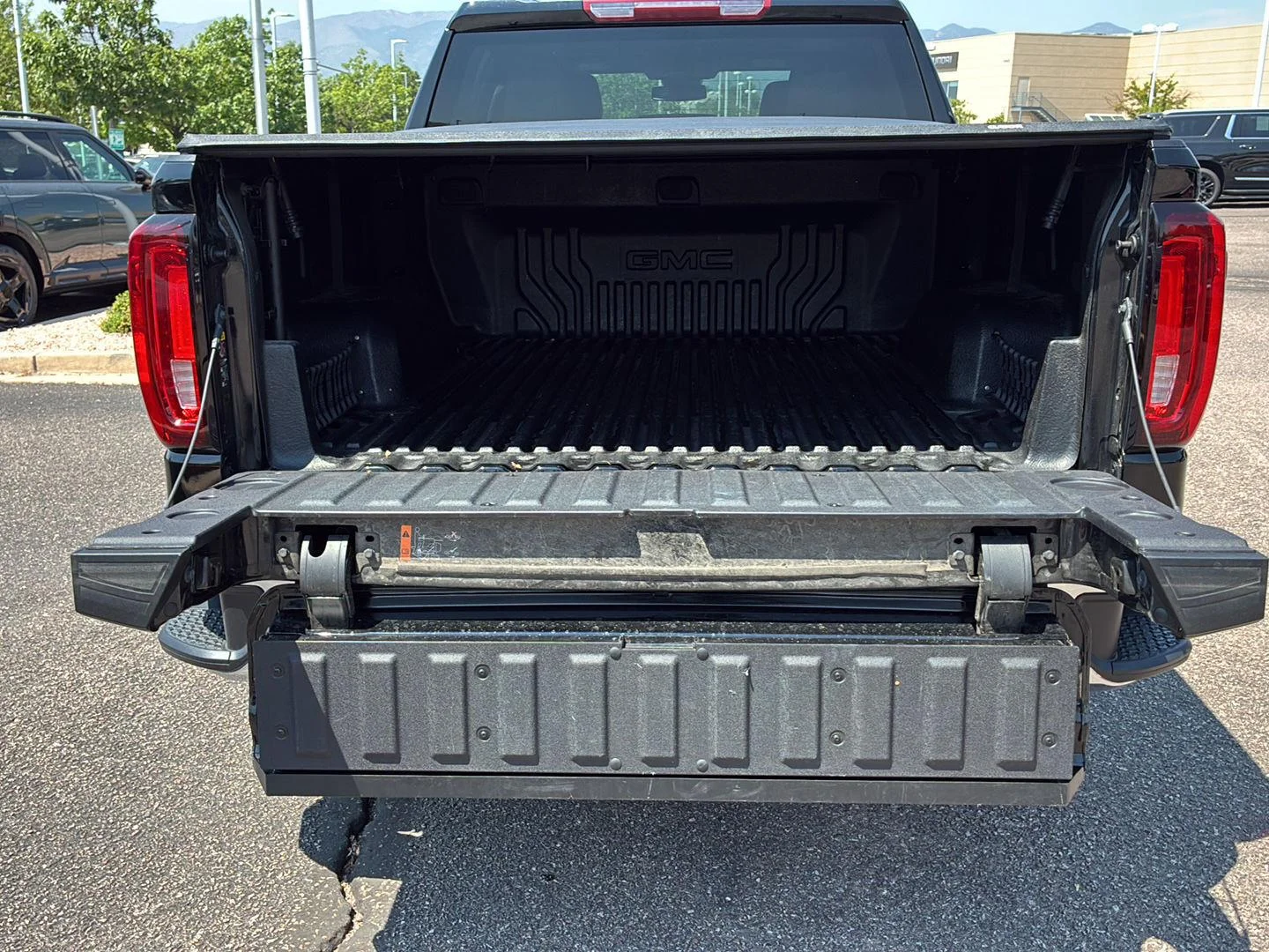 Used 2025 Onyx Black GMC SLT image 10