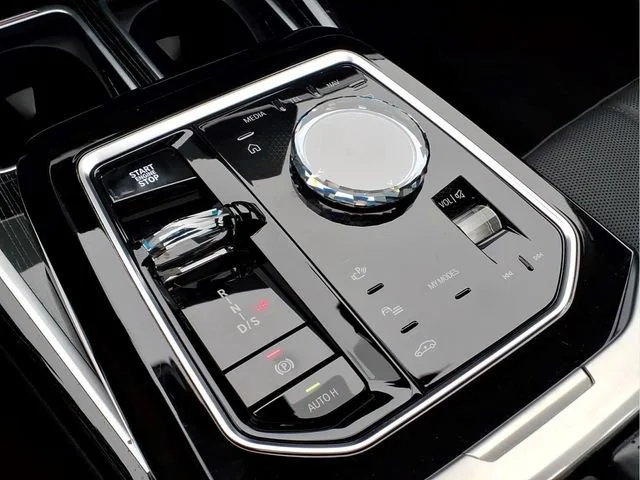 Used 2025  BMW 740i xDrive image 11