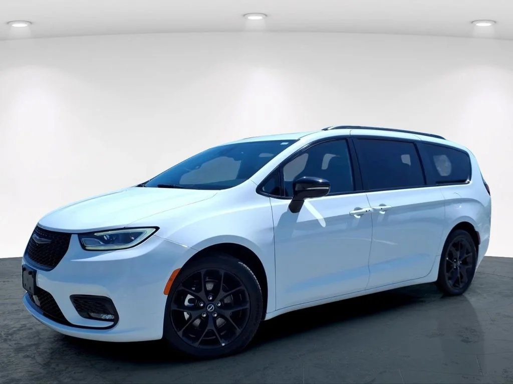 Used 2025 White Chrysler Limited image 1
