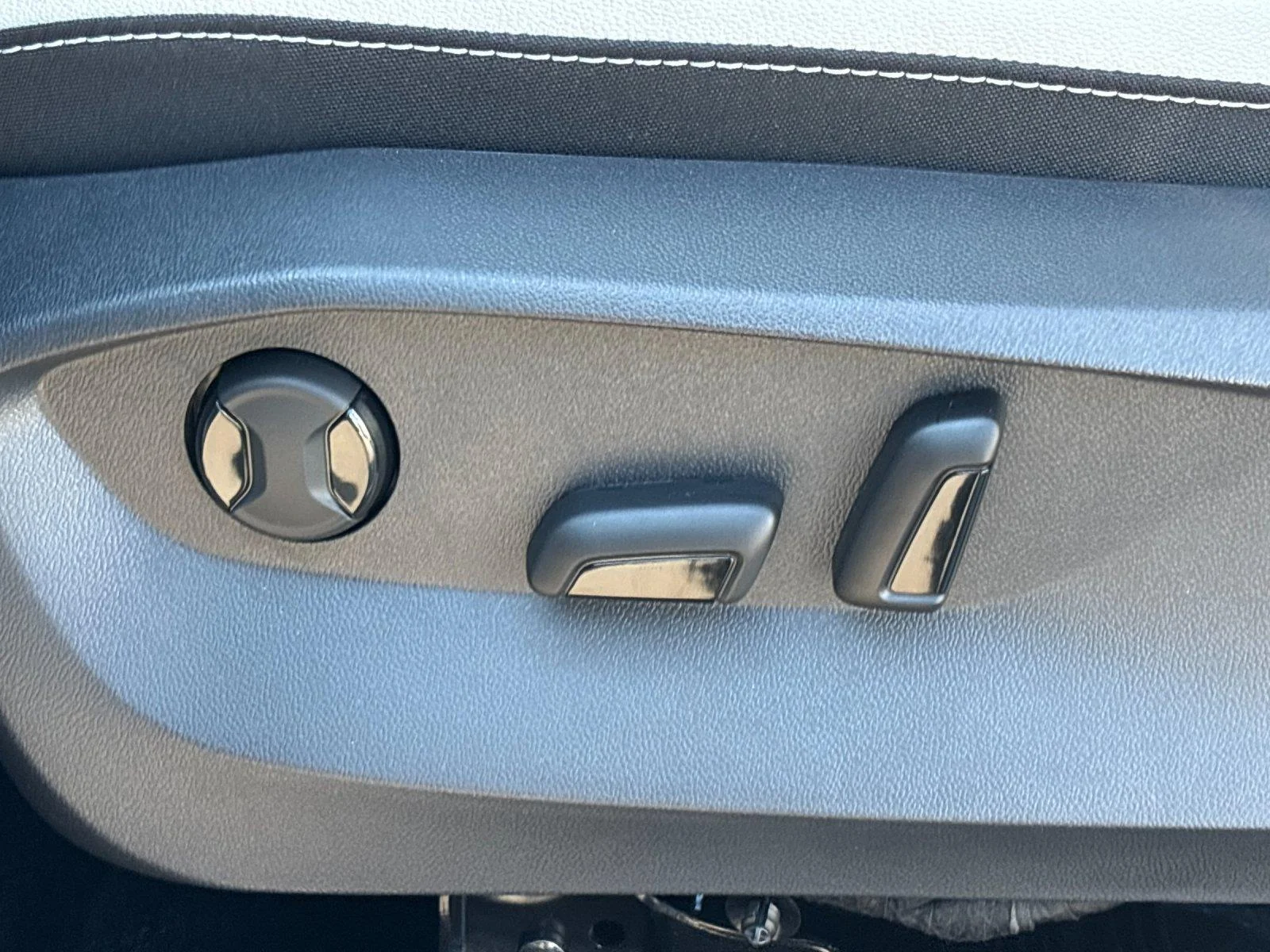 New 2027 Monument Gray Volkswagen SE image 15