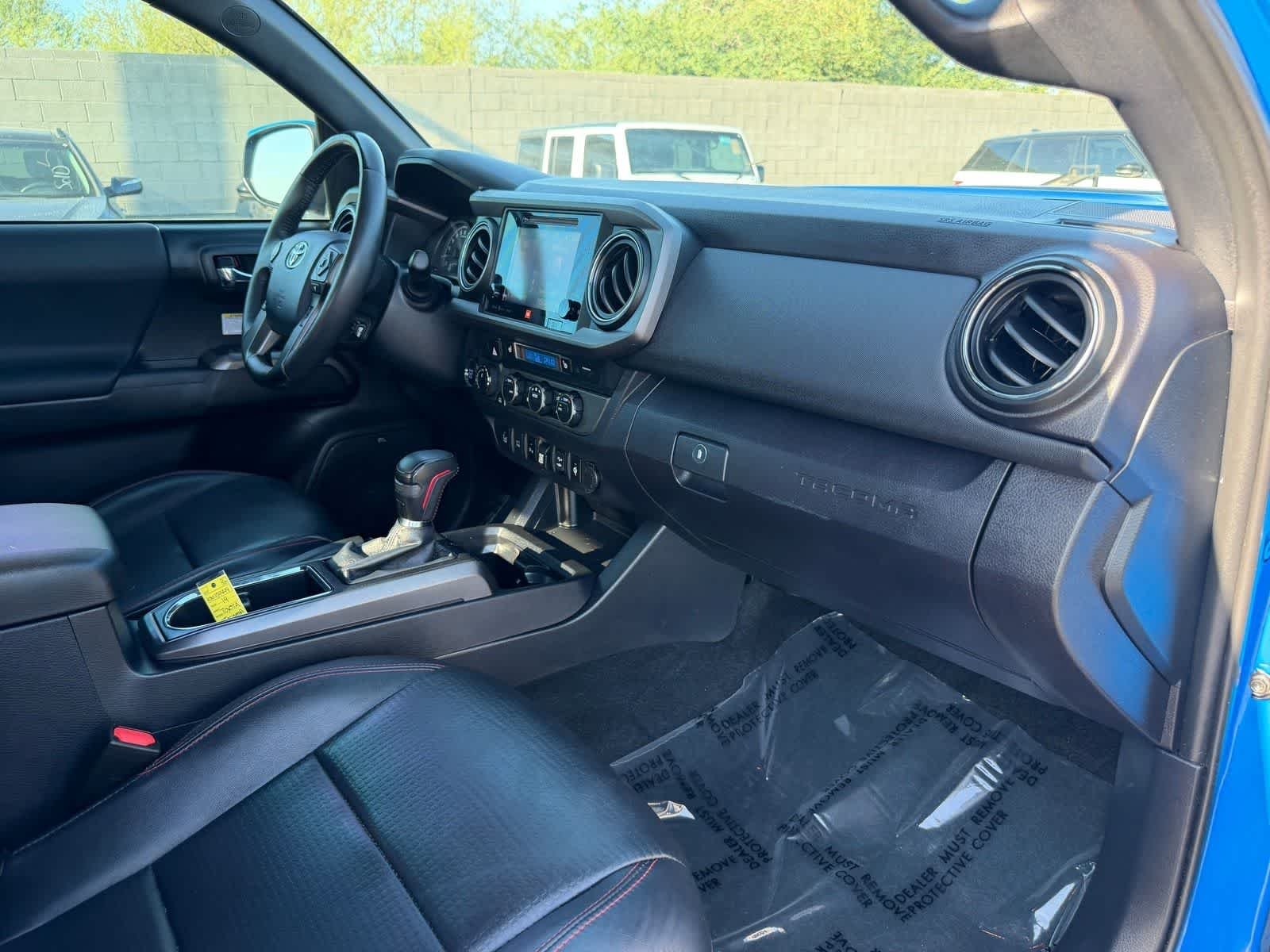 Used 2019 Midnight Black Metallic Toyota SR5 image 10