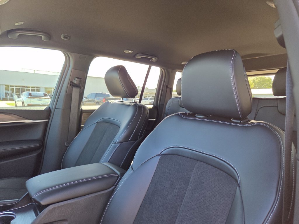 New 2027 Bright White Clear-Coat Paint Jeep Laredo Altitude image 26