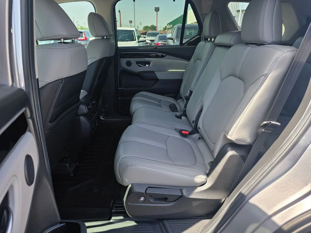 Certified Used 2025 Lunar Silver Metallic Honda EX-L image 11