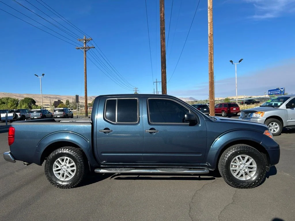 Used 2016 Arctic Blue Metallic Nissan SV image 4