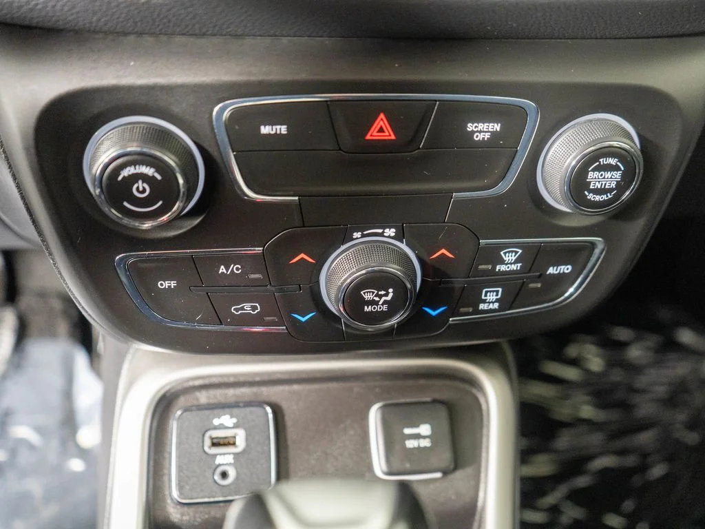 Used 2018 Black Jeep Latitude image 19