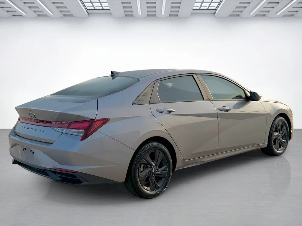 Used 2023 Silver Hyundai SEL image 3