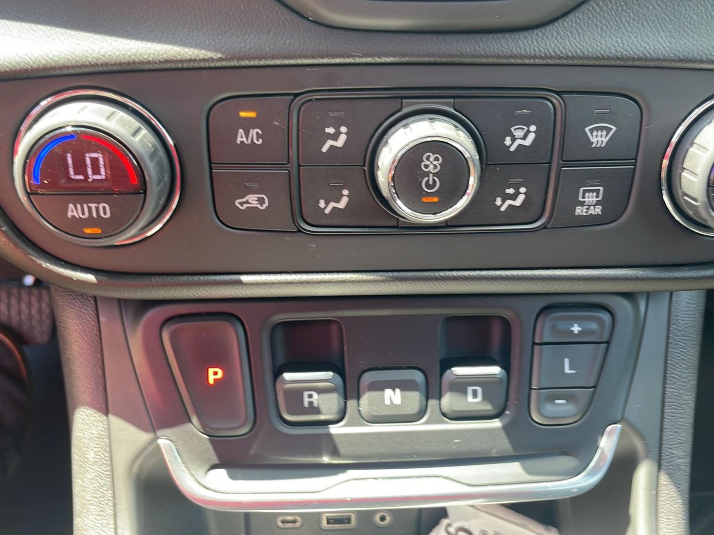 Used 2021 Blue Emerald Metallic GMC SLE image 3