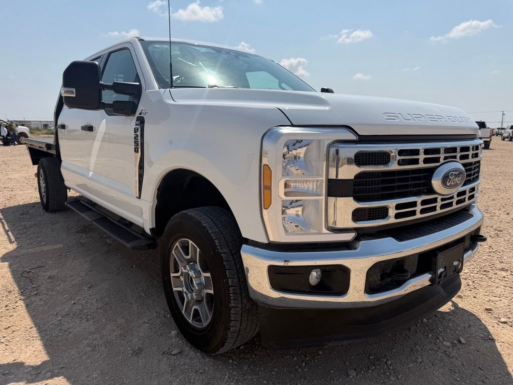 Used 2025 Oxford White Ford XLT image 1