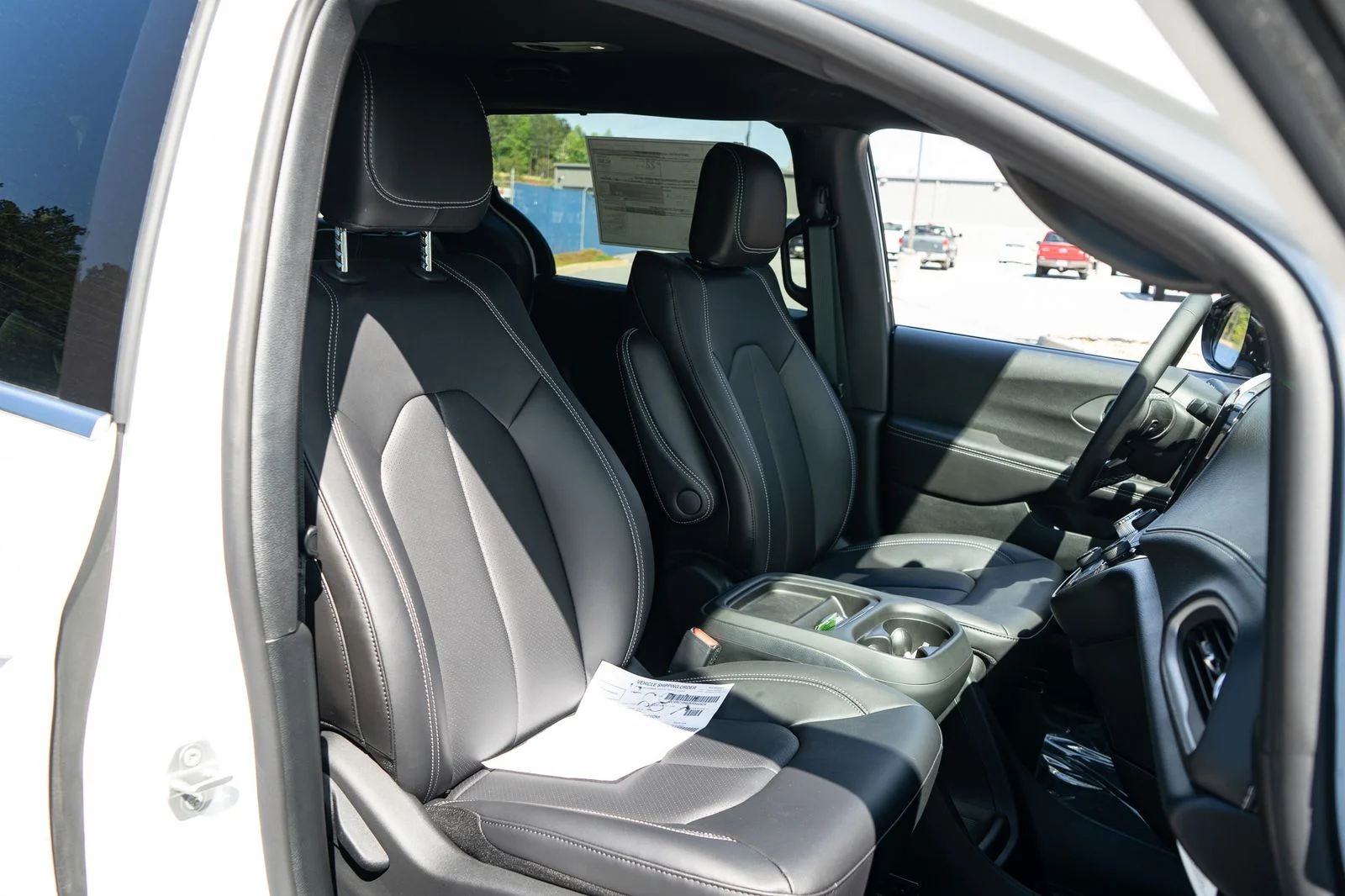 New 2027 Bright White Clear-Coat Exterior Paint Chrysler Select image 23