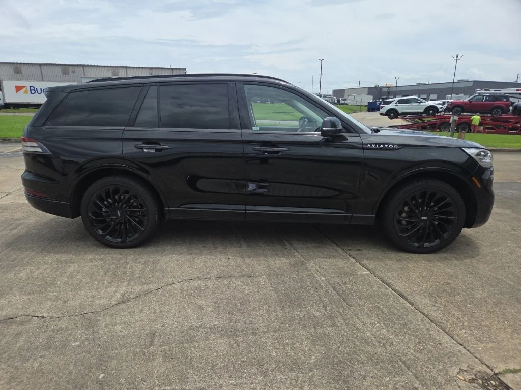 Used 2022 Black Metallic Lincoln Reserve image 12