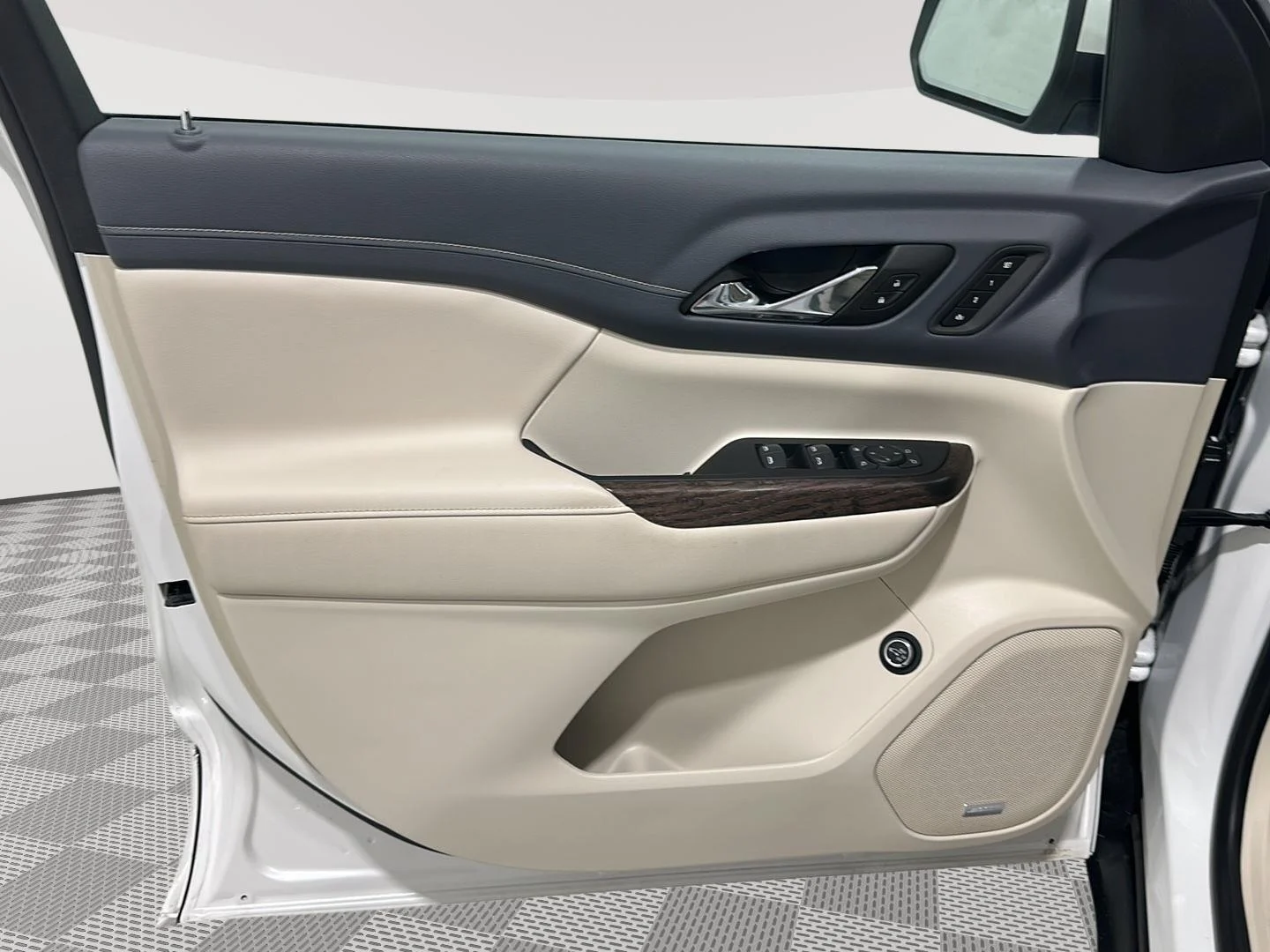 Used 2023 White Frost Tricoat GMC Denali image 20