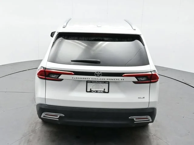 Used 2024 Wind Chill Pearl Toyota XLE image 22