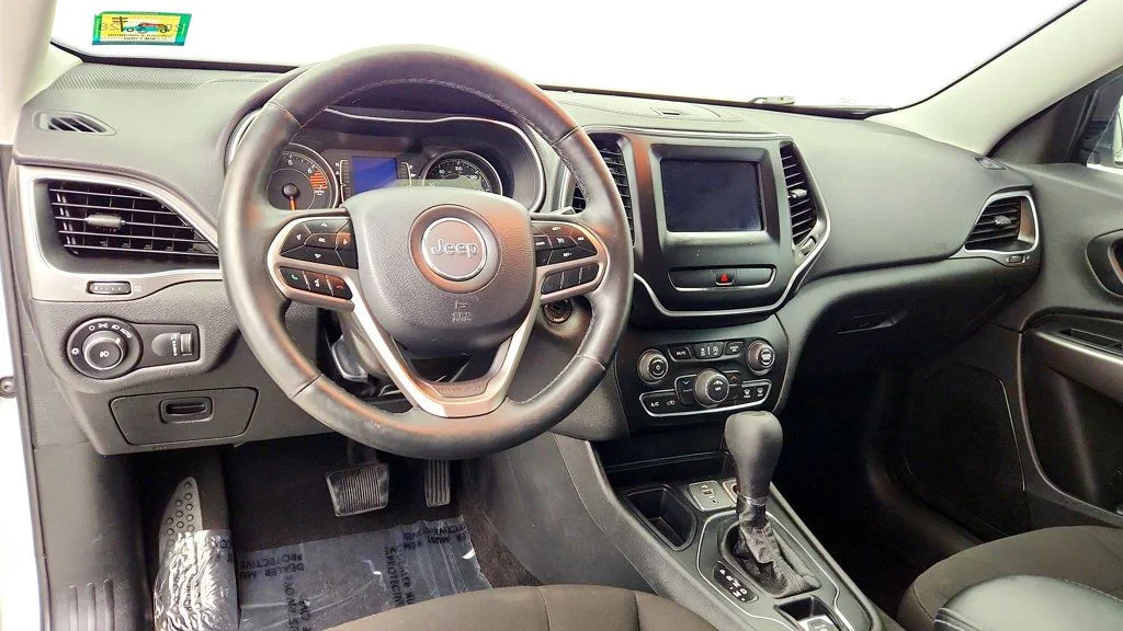 Used 2019 Bright White Clearcoat Jeep Latitude FWD image 12