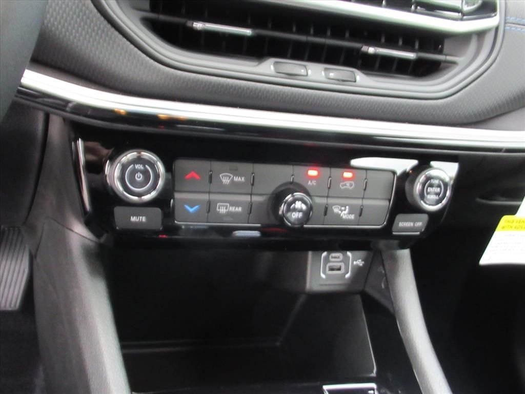 New 2026 Red Hot Pearlcoat Jeep Latitude Altitude image 24
