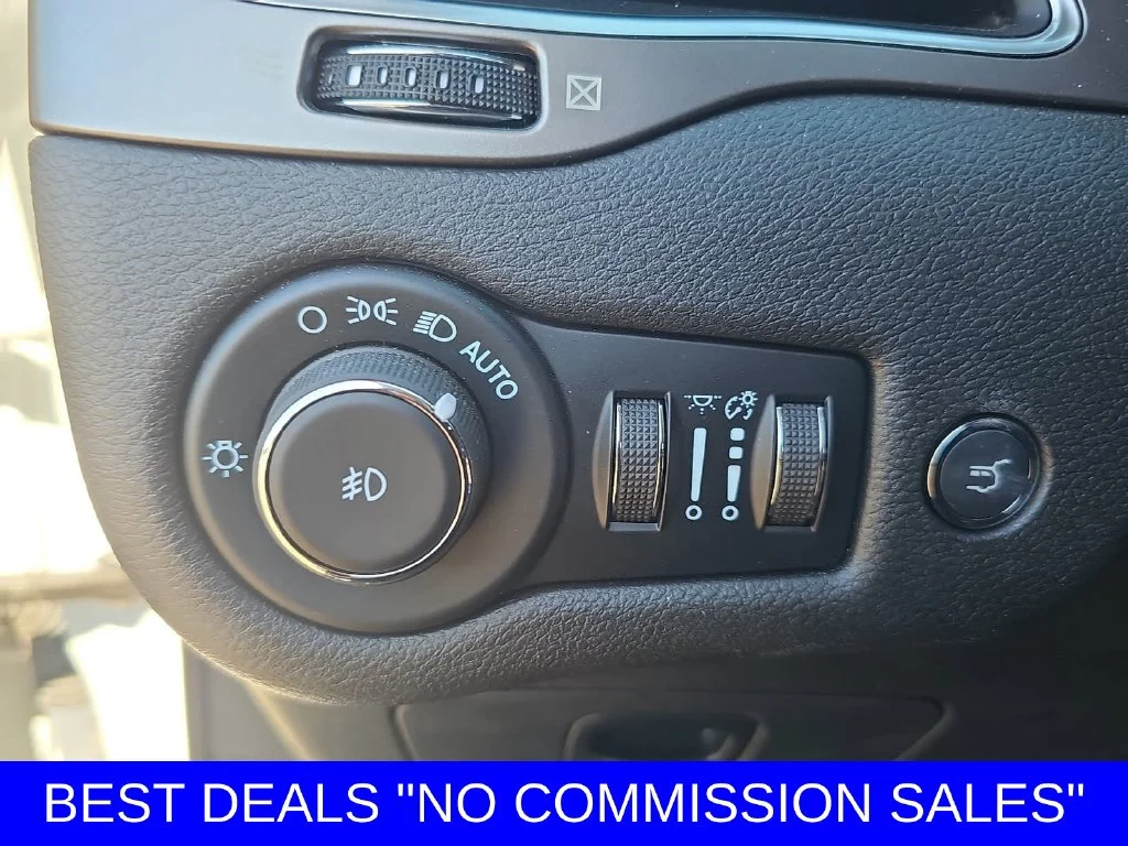 Used 2021 Bright White Clearcoat Jeep Latitude Lux image 25