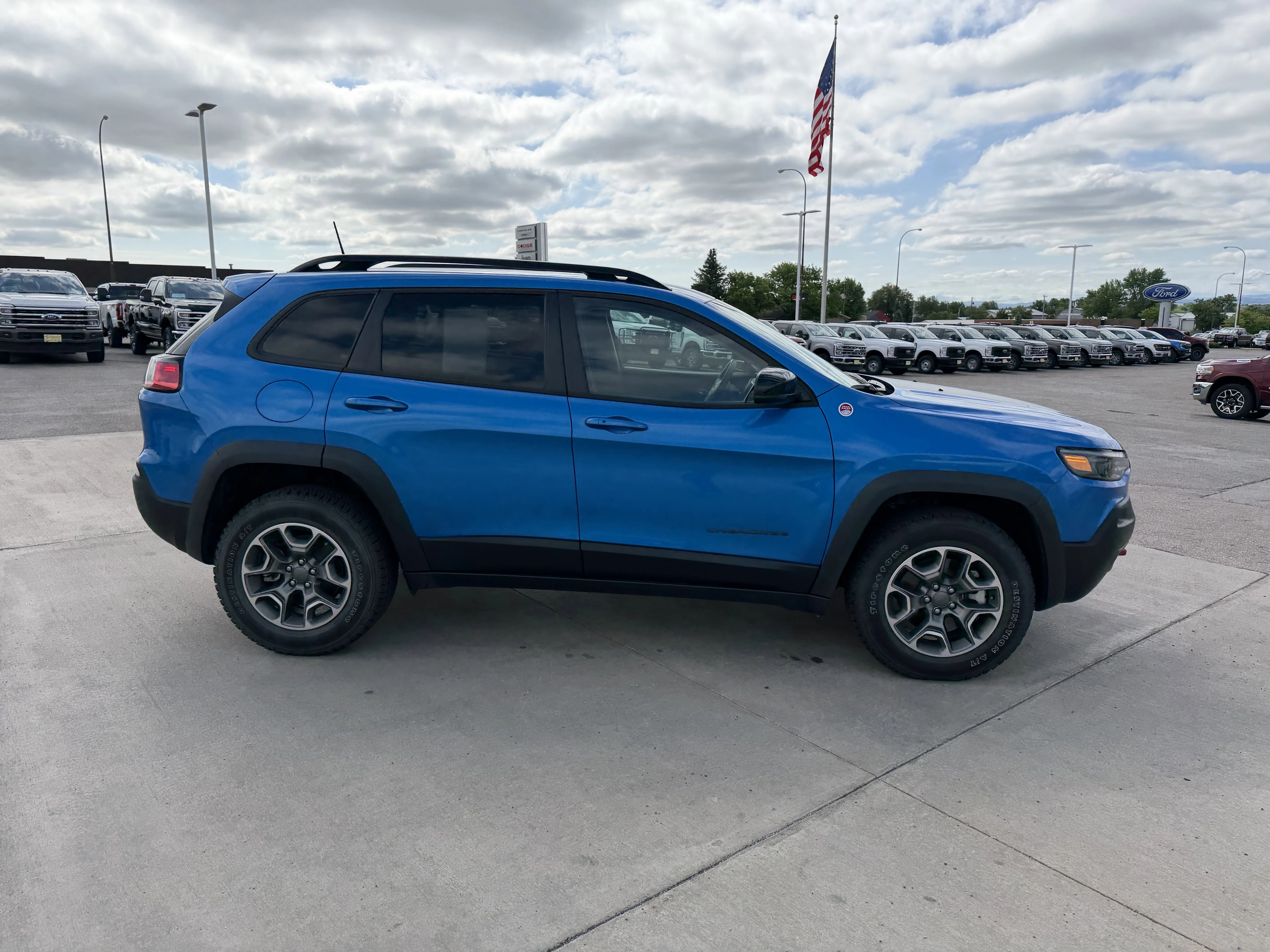 Used 2022 Hydro Blue Pearlcoat Jeep Trailhawk image 4