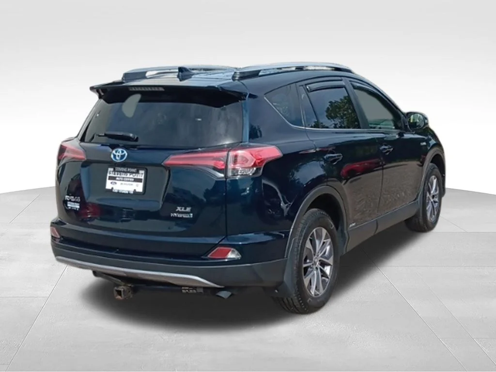 Used 2018 Galactic Aqua Mica Toyota XLE image 7