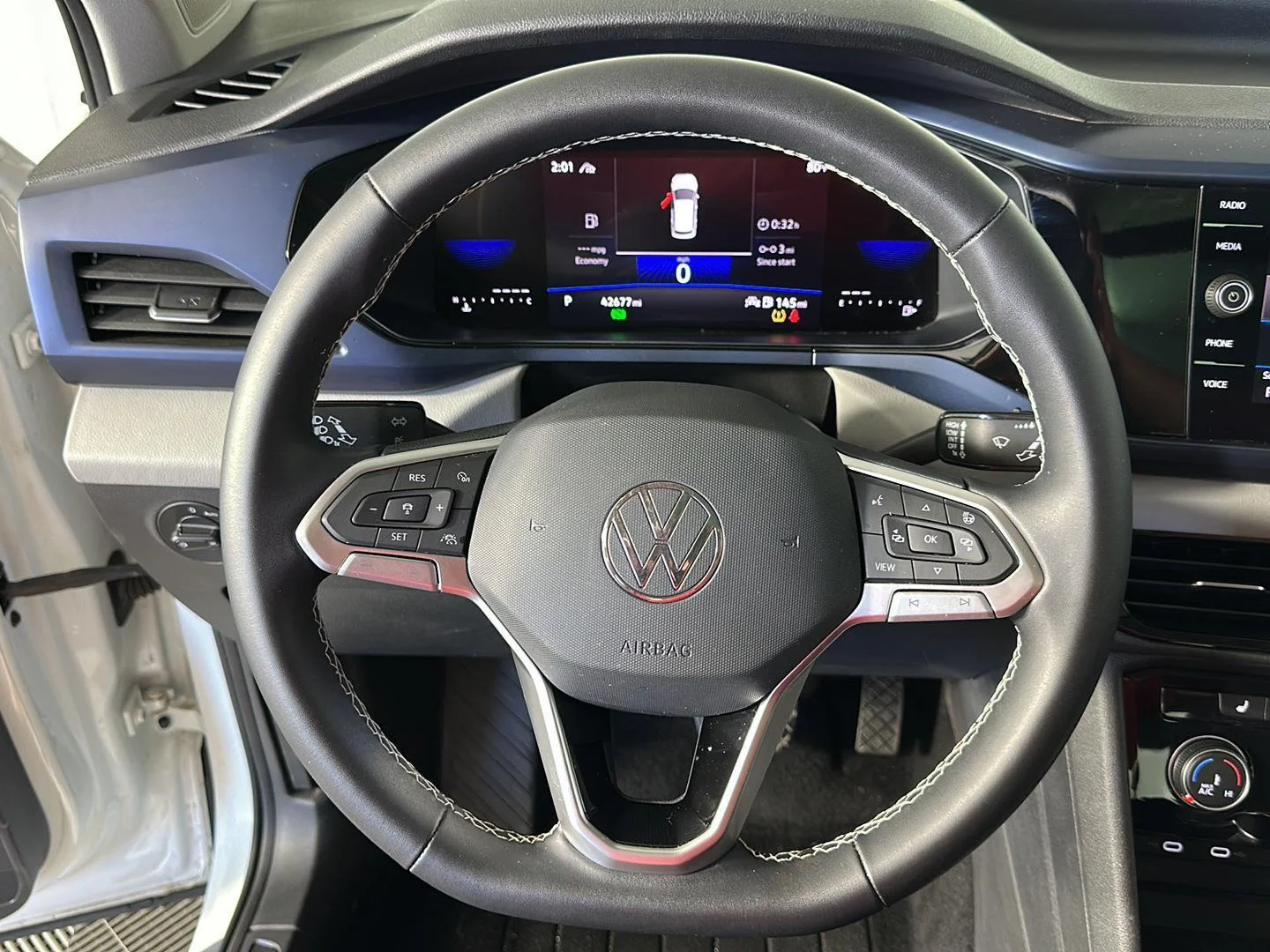 Used 2023 Pure White w/Deep Black Roof Volkswagen SE image 6