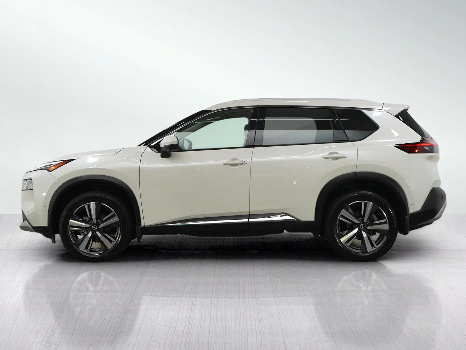 Used 2023 Nissan Rogue Platinum with VIN JN8BT3DD8PW322895 for sale in Burnsville, Minnesota