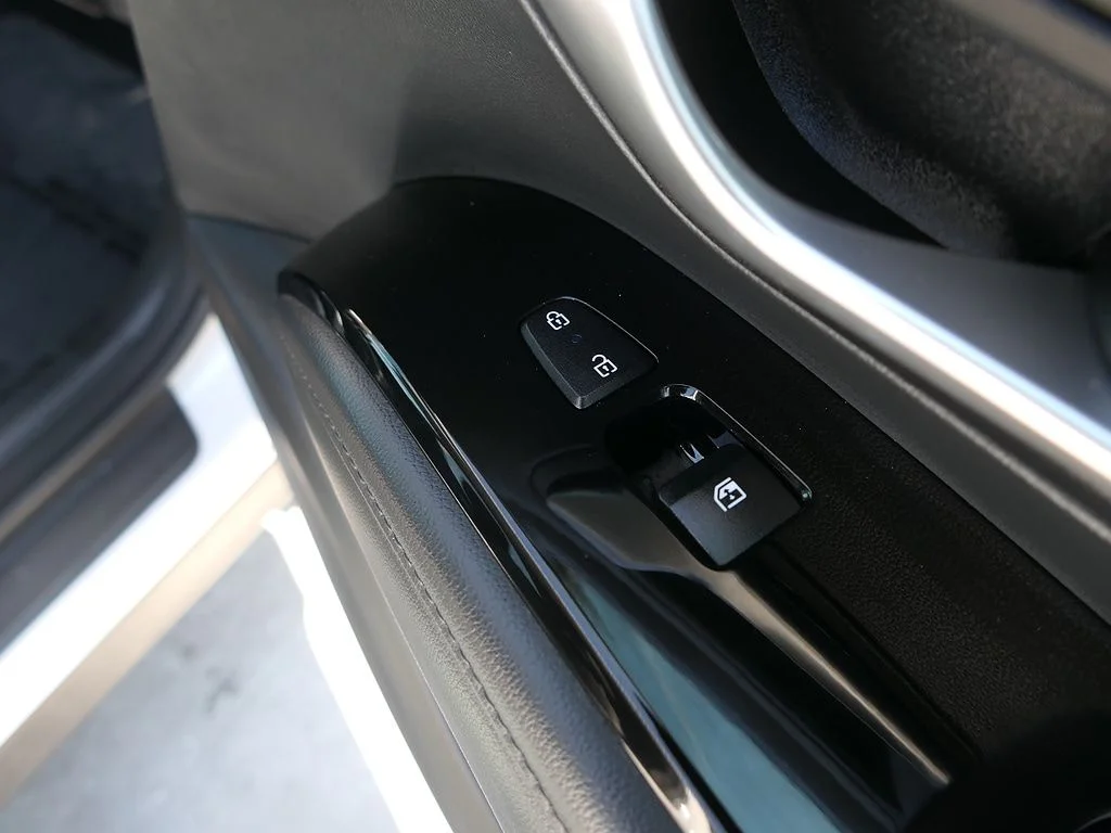 Used 2024 White Hyundai SEL Convenience image 27