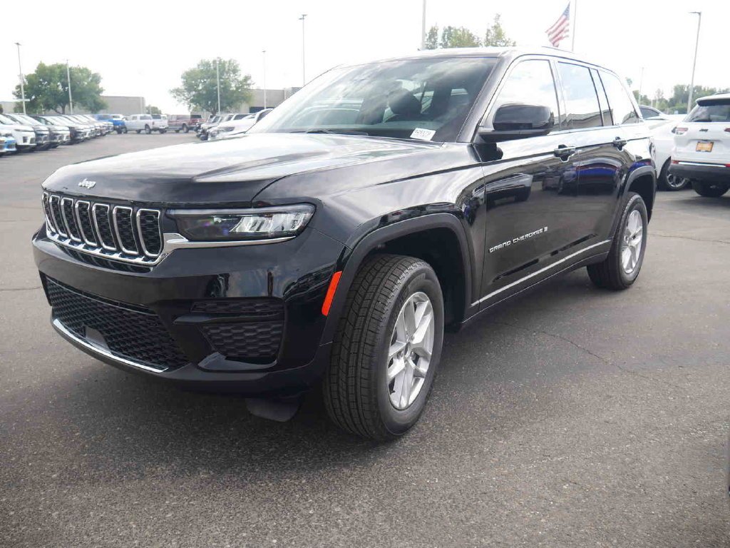 New 2026 Diamond Black Crystal Pearl-Coat Exterior Paint Jeep Laredo X image 3