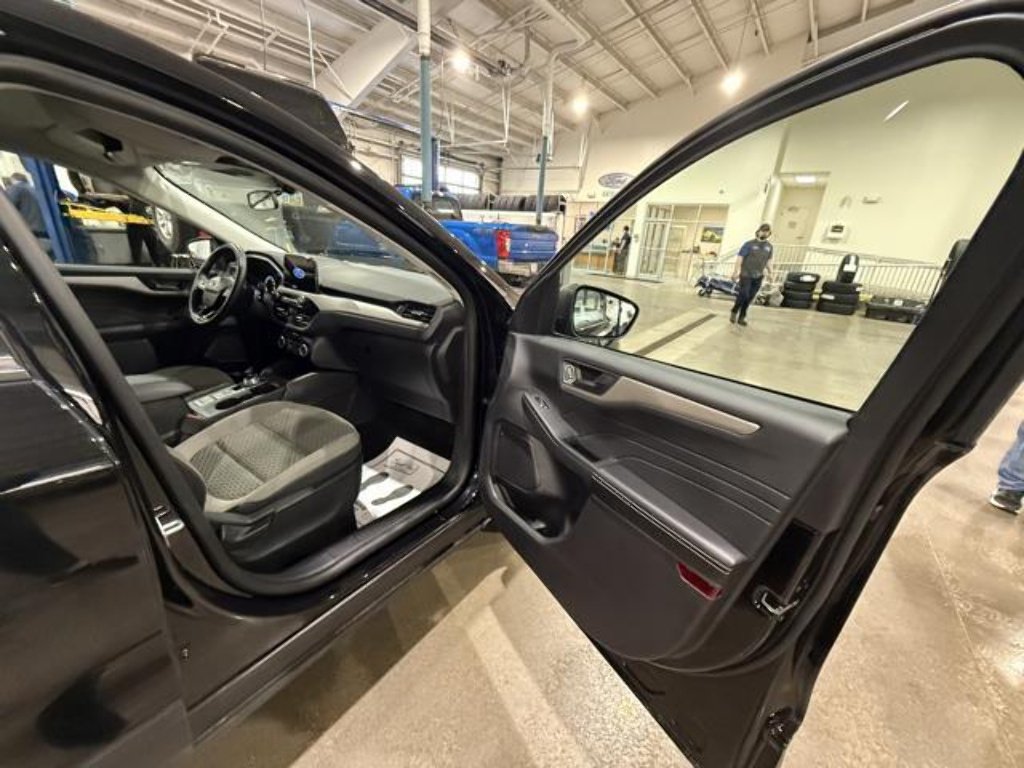 Used 2022 Agate Black Ford SE image 18
