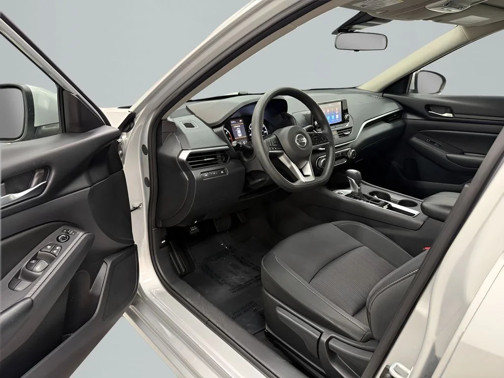 Used 2022 Silver Nissan 2.5 S image 10