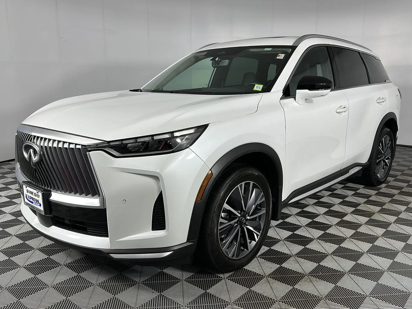 Used 2026 Radiant White INFINITI LUXE image 4