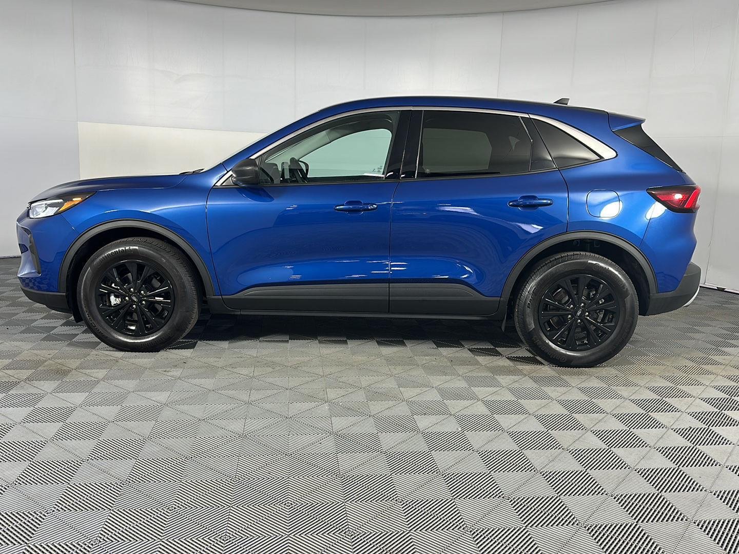 Used 2023 Atlas Blue Ford Active image 4