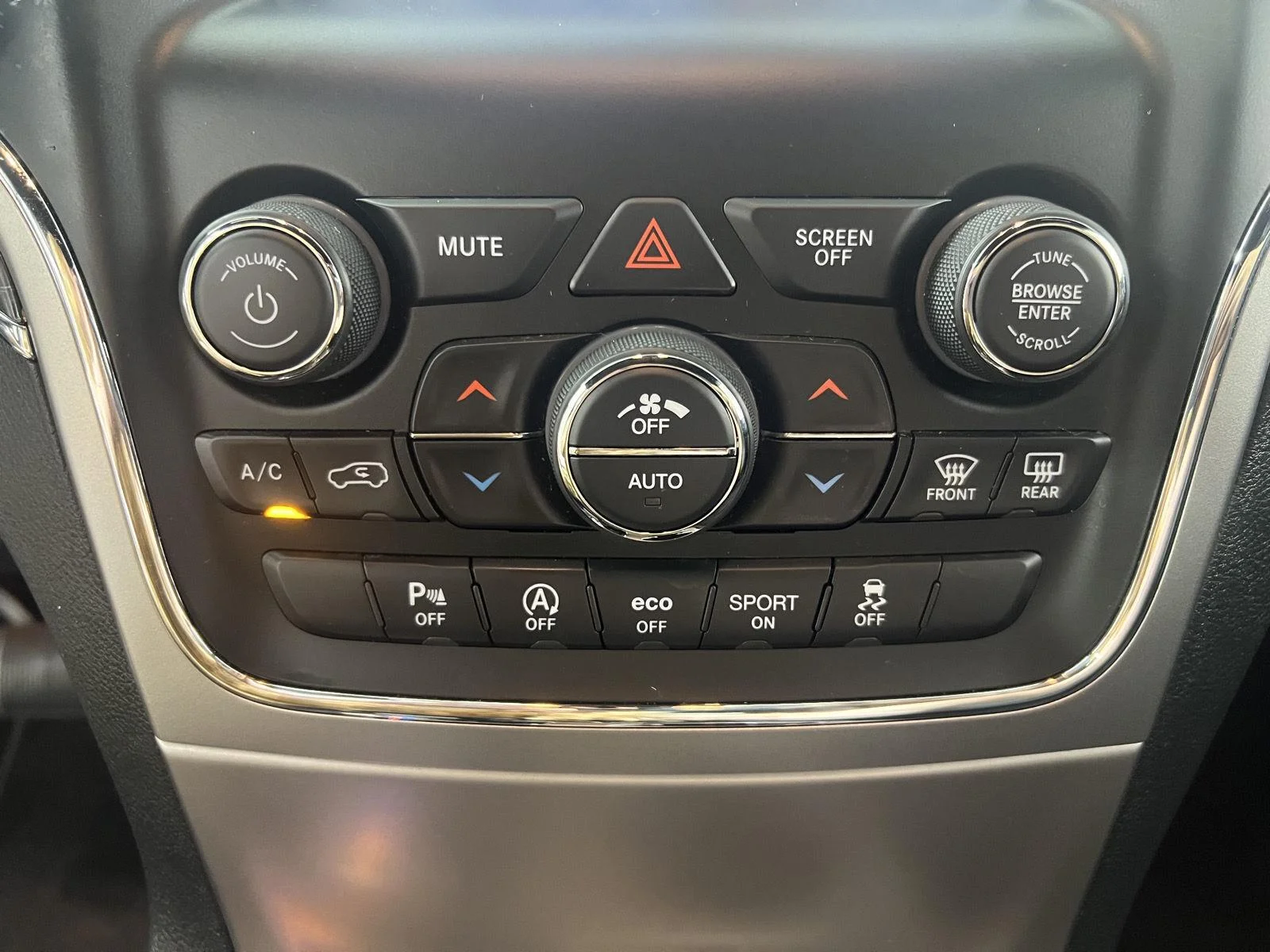 Used 2018 Diamond Black Crystal Pearlcoat Jeep Limited image 19