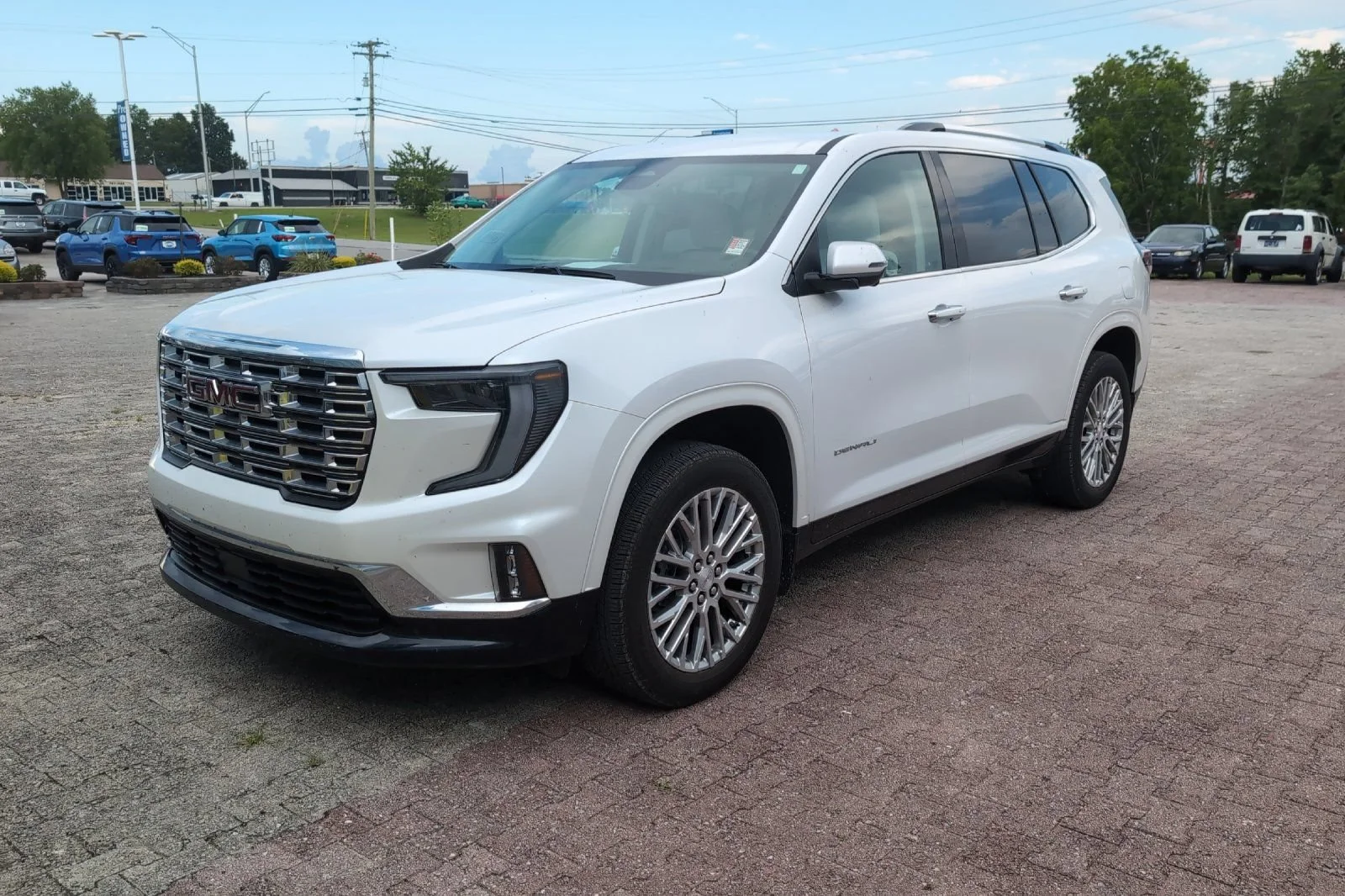 Used 2025 White Frost Tricoat GMC Denali image 11