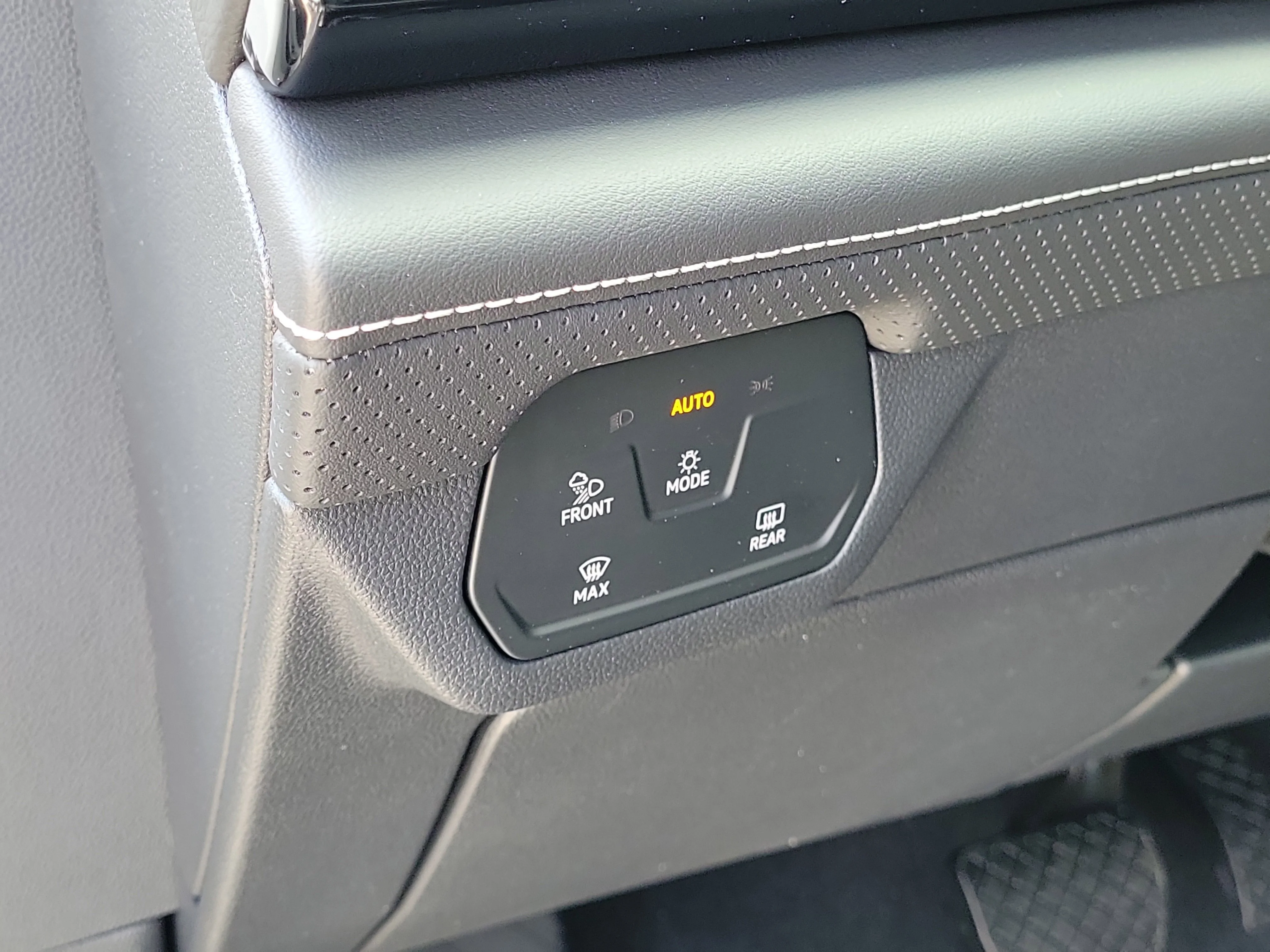 New 2026 White Volkswagen SE w/Technology image 18
