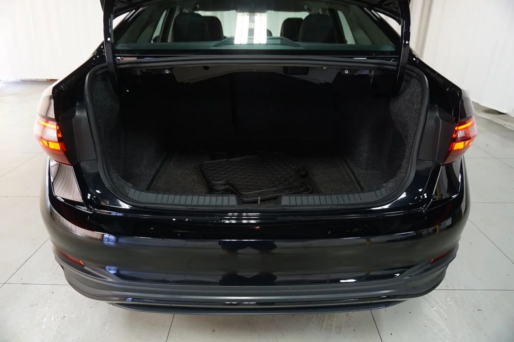Used 2024 Deep Black Volkswagen 1.5T SE image 29