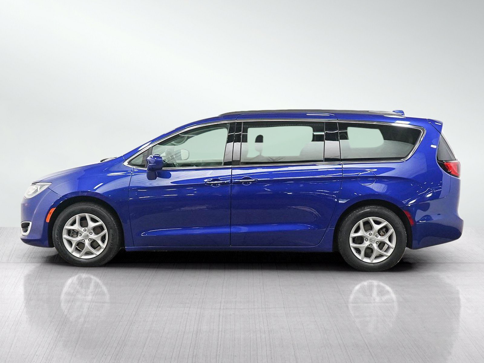 Used 2018 Chrysler Pacifica Touring Plus with VIN 2C4RC1FG5JR271281 for sale in Minneapolis, Minnesota