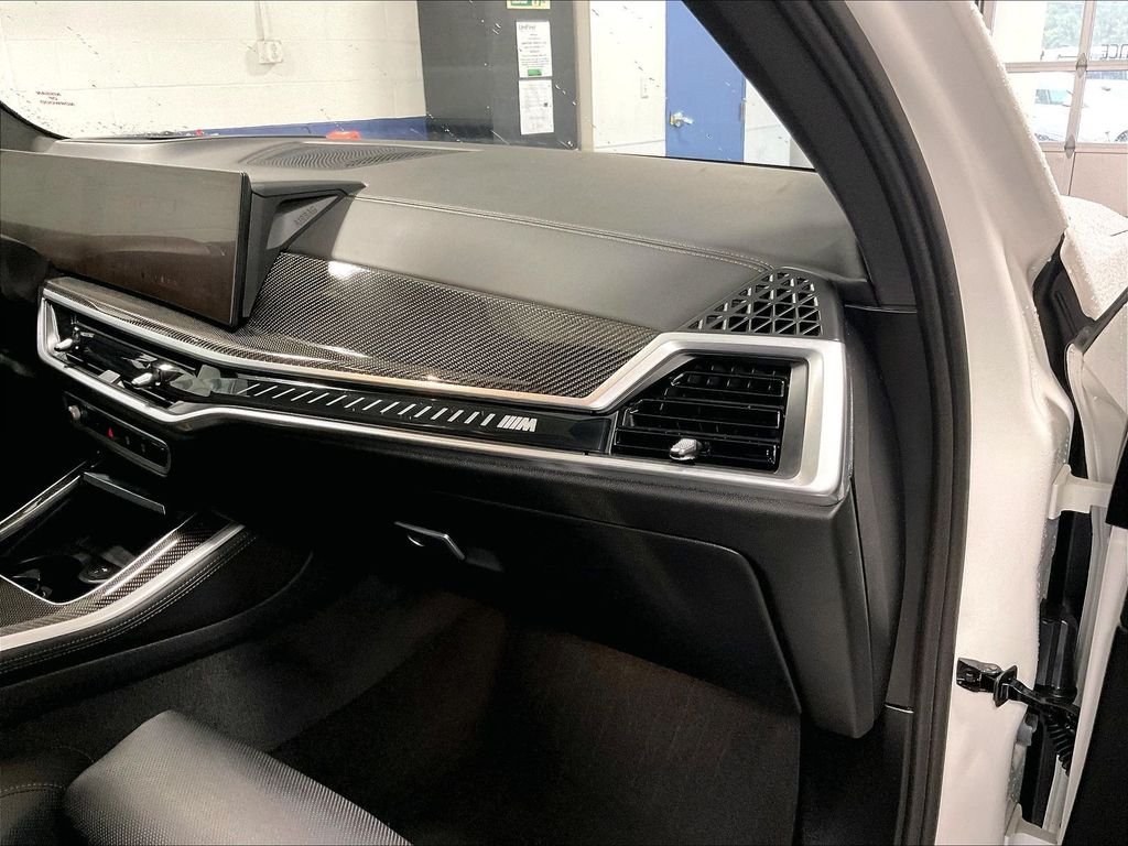 Used 2025 White BMW M60i image 13